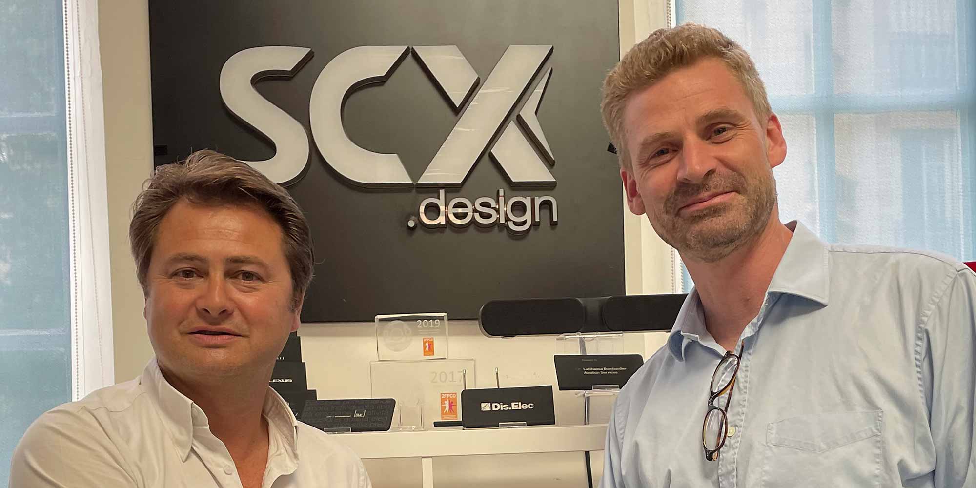 L’accord de distribution des produits SCX Design aux Etats-Unis et au Canada a été signé par Stanislas Confavreux, Pdg de SCX, et Pierre Montaubin, vice-président de Koozie Group.